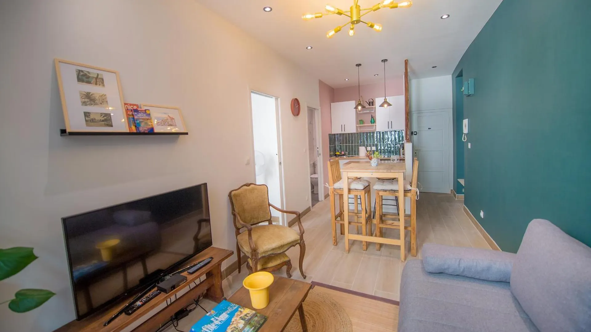 Tres Beau Duplex Dans Le Vieux Nice Avec Clim/Wifi 0*,  Francja